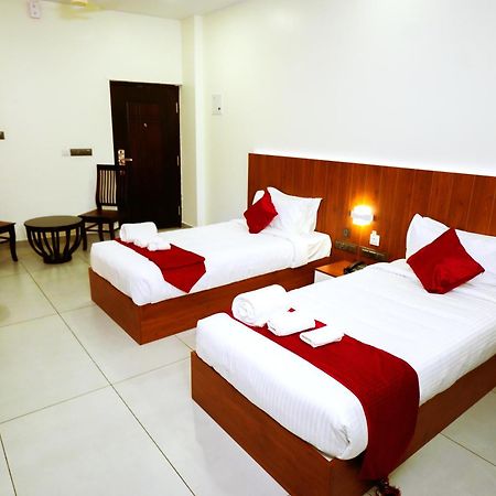 Hotel 24Inn Residency Pathanāmthitta エクステリア 写真