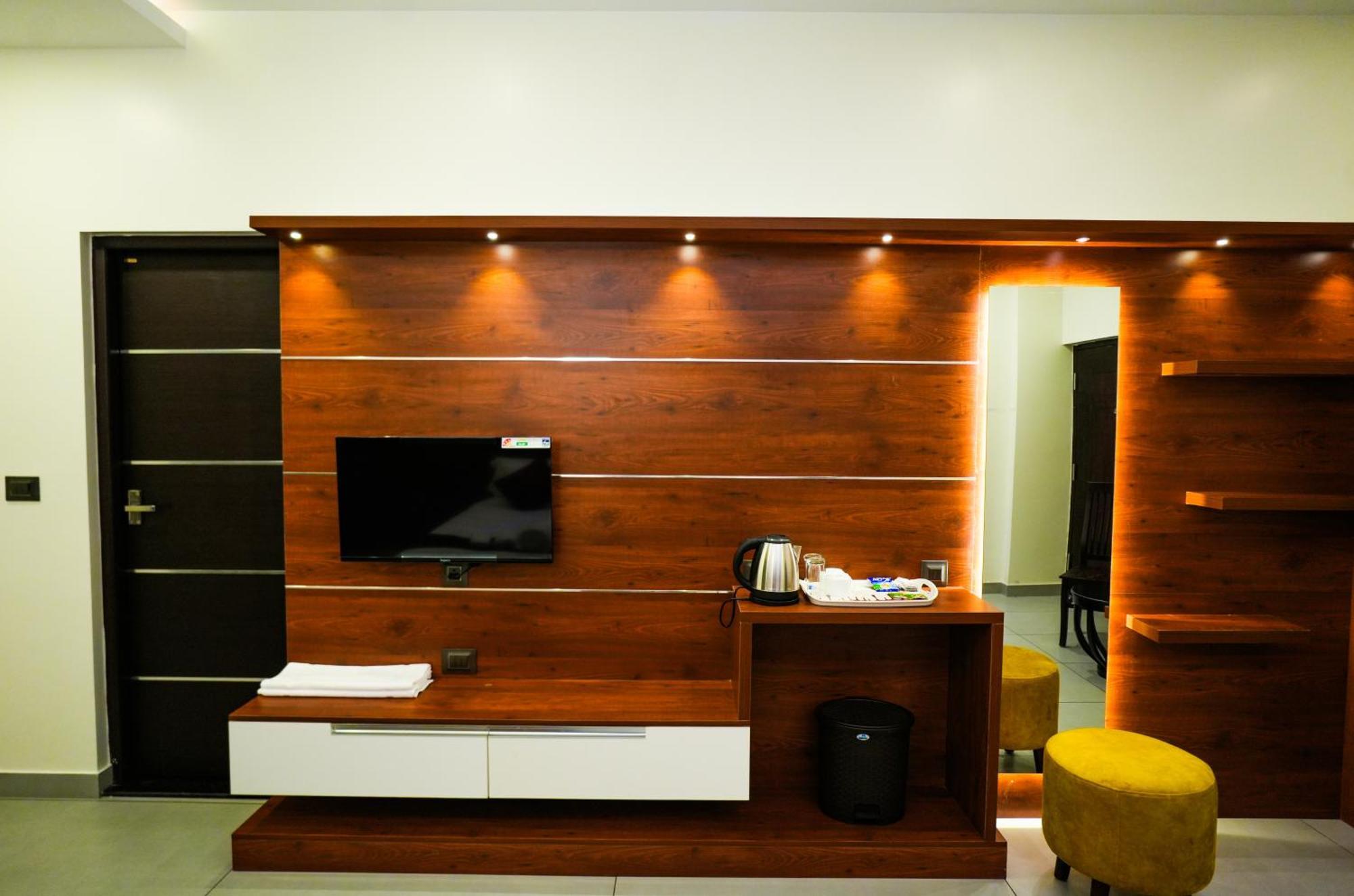 Hotel 24Inn Residency Pathanāmthitta エクステリア 写真