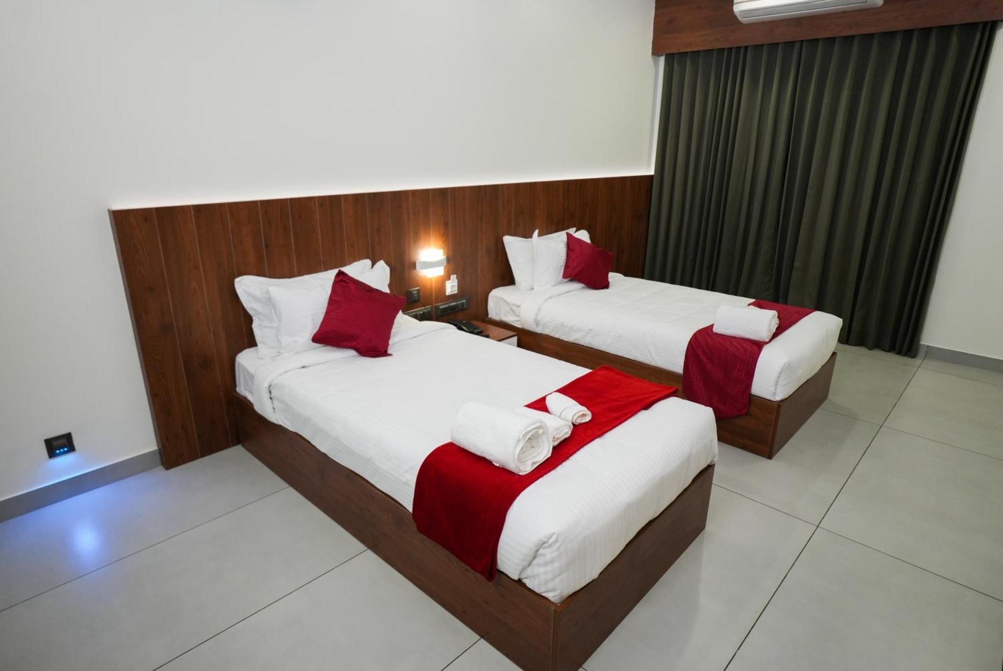 Hotel 24Inn Residency Pathanāmthitta エクステリア 写真